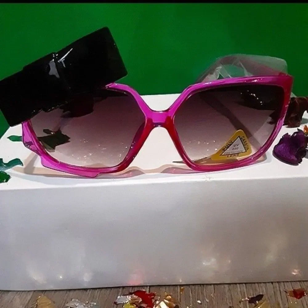 Super cute Girl's sunglasses with bow detail on the side.